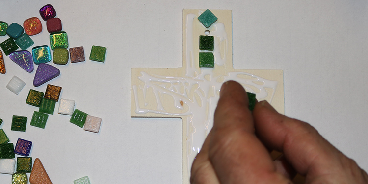 Kreuz mit Leim bestreichen