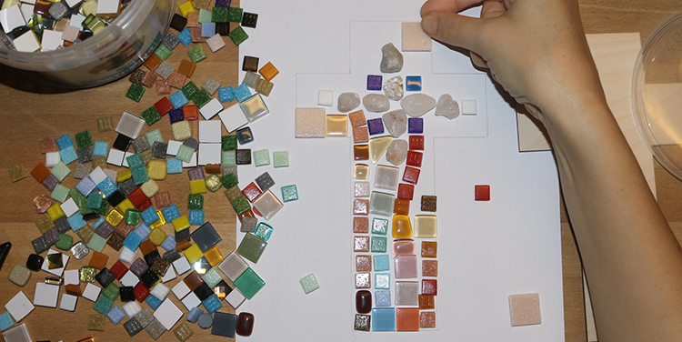 Mosaiksteine auflegen