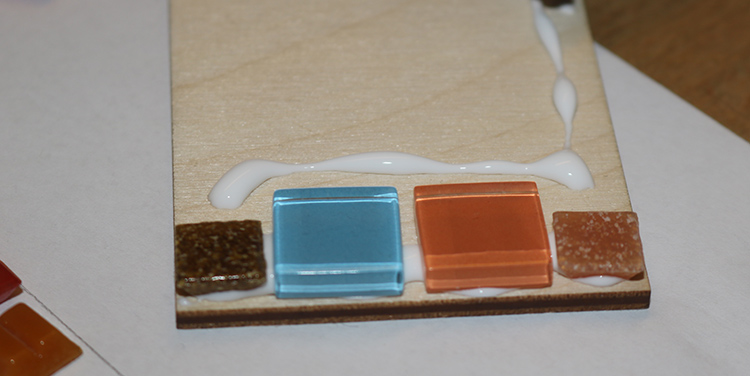 Mosaiksteine aufkleben