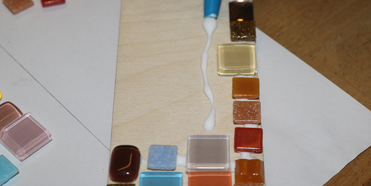 Mosaiksteine aufkleben