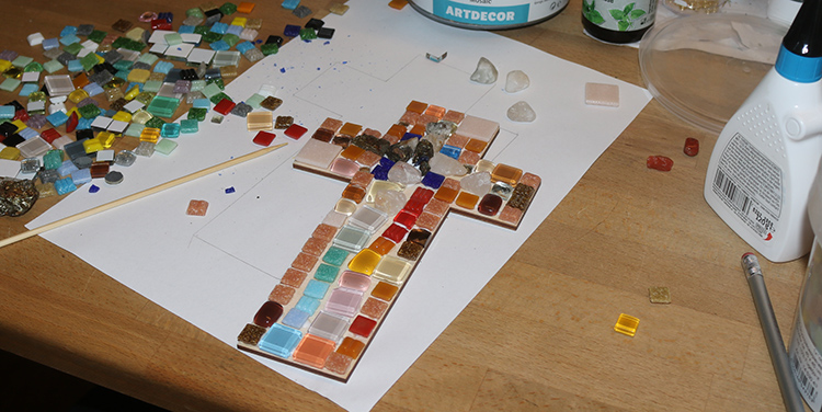 Mosaiksteine aufkleben