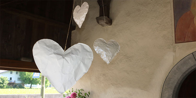 großes weißes Papierherz basteln Hochzeit