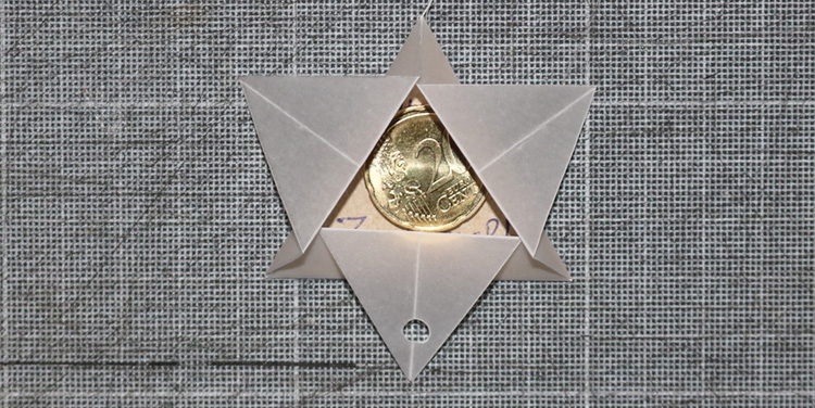 Dreieck und Glückspfennig einlegen. Sternschnuppe fertig machen