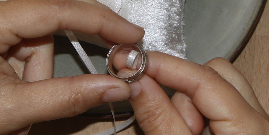 Ringkissen Ring befestigen