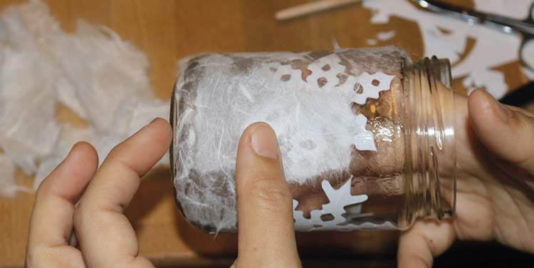 Strohseide aufkleben