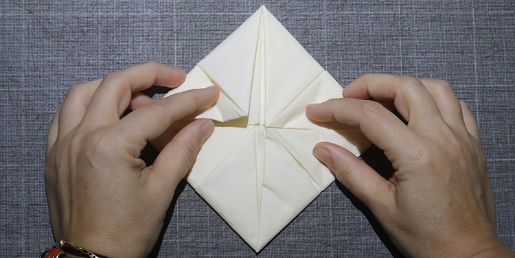 Servietten falten Kreuz