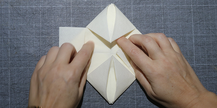 Servietten falten Kreuz