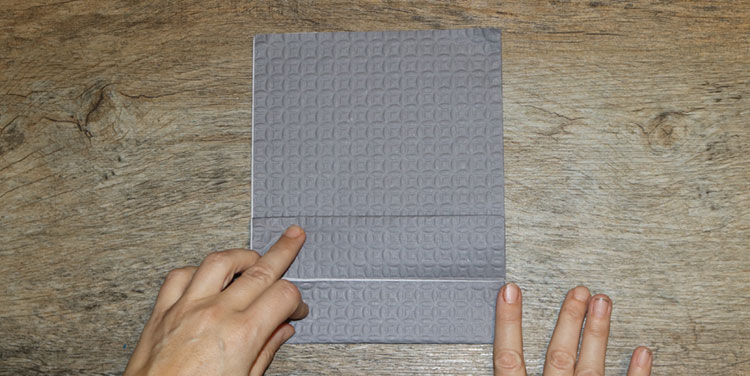 Untere Kante zur Mittellinie klappen. Servietten falten Tanne