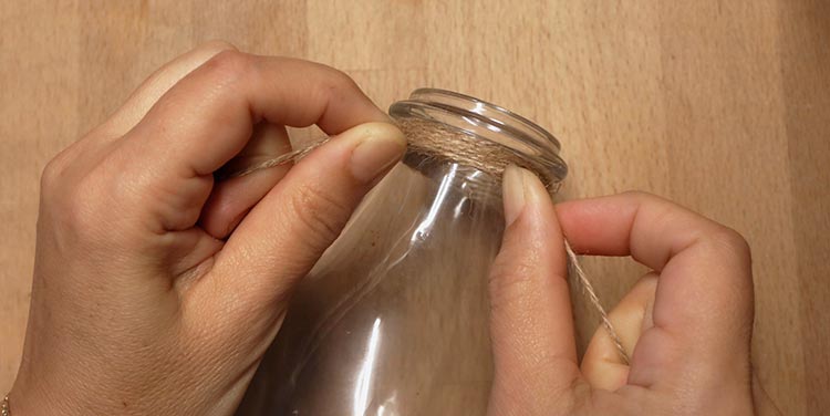 mit Paketschnur umwickeln