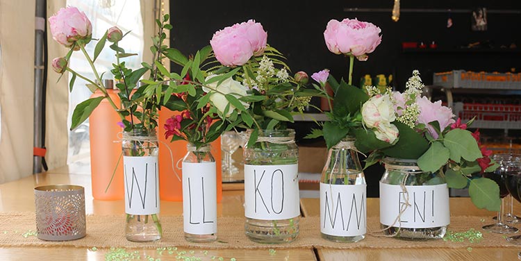 einfache Tischdeko auf dem Buffet