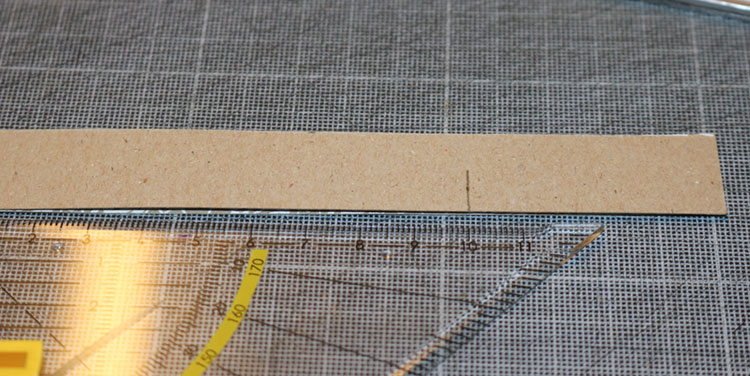 Den Streifen auf beiden Seiten 10 cm von der Faltung entfernt 1 cm einschneiden. Tischkarten Streifen einschneiden