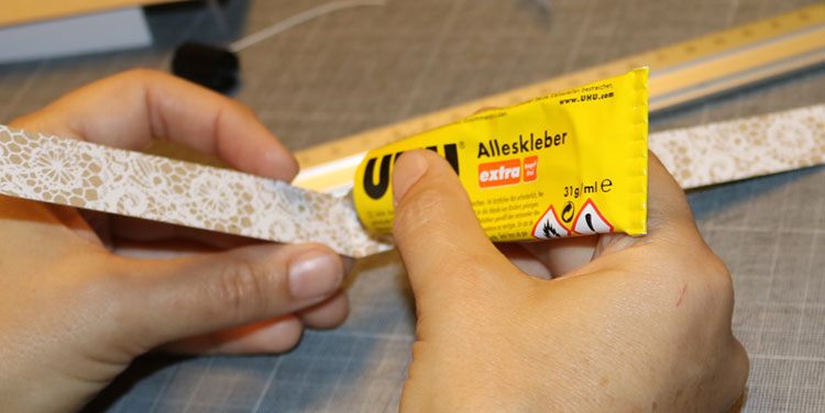 In die Faltung etwas Klebstoff geben. Herz kleben