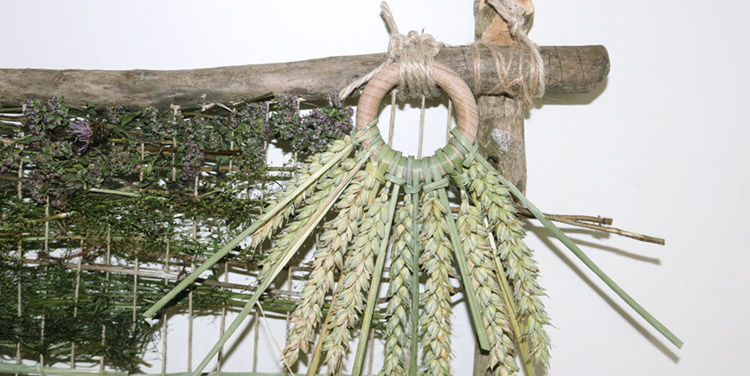 Weben mit Naturmaterialien – schöne Sommerdekoration eigenen Webrahmen basteln DIY Weben mit Naturmaterialien