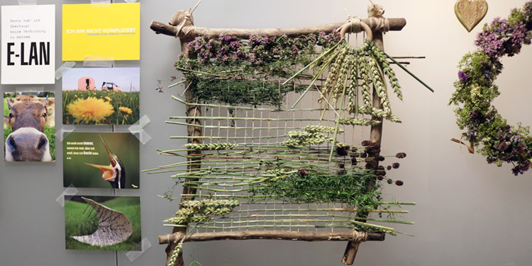 Weben mit Naturmaterialien – schöne Sommerdekoration eigenen Webrahmen basteln DIY Weben mit Naturmaterialien