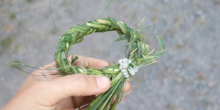 Natur Windlicht mit Graszopf und Rocaille-Perlen Diy Windlicht mit Perlen