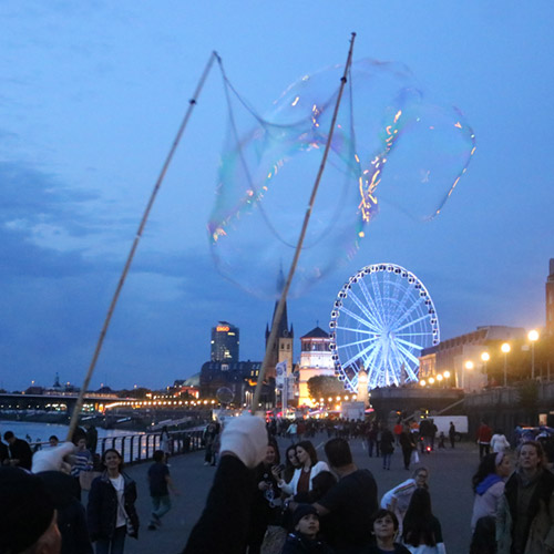 Düsseldorf vom Rheinturm entlang der Rheinpromenade in die Düsseldorfer Altstadt