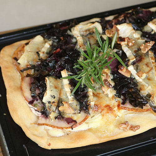 Flammkuchen mit Rotkohl, Birnen und Brie