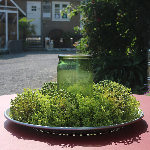 DIY Naturkranz aus Frauenmantel und Zierlauch