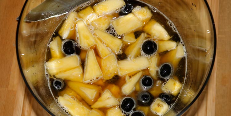 Ananas Bowle mit Alkohol und Heidelbeeren