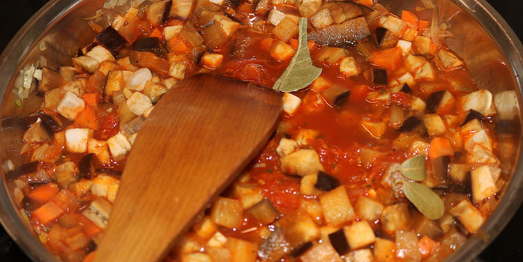 Mit Weißwein ablöschen und Tomatensauce dazugeben. Nudelauflauf Gemüse ablöschen