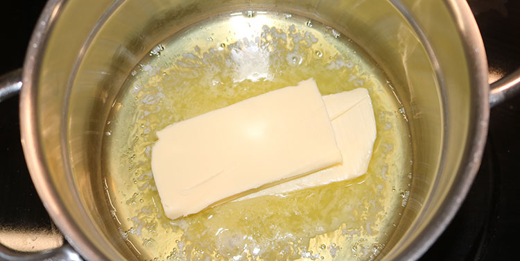 Butter in einem Topf schmelzen. Bechamel selber machen