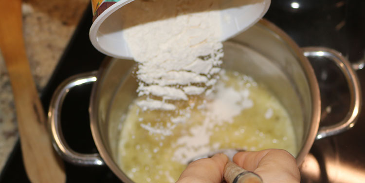 Unter Rühren Mehl dazugeben. Bechamel selber machen