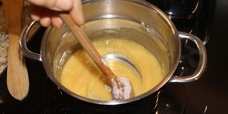 Solange rühren, bis eine helle Einbrenn entsteht. Bechamel selber machen