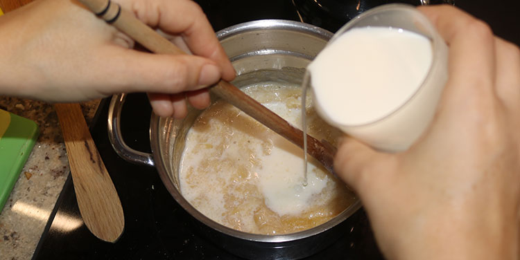 Sobald das Mehl anfängt zu bräunen, sofort mit Milch ablöschen. Bechamel selber machen