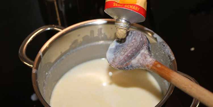 Mit Zitronensaft, Senf, Salz, Pfeffer und Bechamel selber machen
