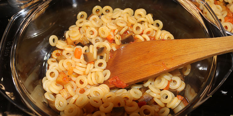 Die Hälfte der Nudelpasta in eine ofenfeste Form geben. Nudelauflauf fertigstellen