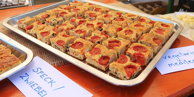 Rezept pikanter Blechkuchen Fingerfood