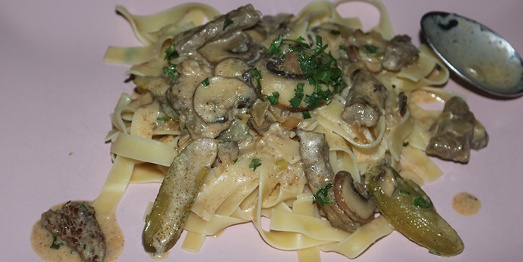 Dazu passen Bandnudeln oder Reis. Boeuf Stroganoff Rezept