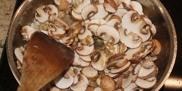 Mit den Zwiebel mitdünsten. Boeuf Stroganoff Fleisch Champignon mitdünsten