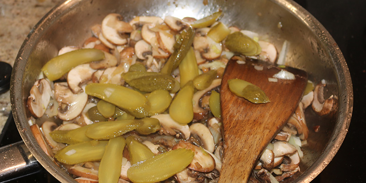 Anschließend die blättrig geschnittenen Essiggurken dazugeben. Boeuf Stroganoff Fleisch Essiggurken