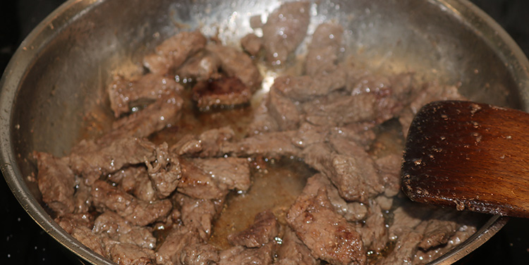 Das Fleisch sollte durch, aber nicht zu trocken werden. Boeuf Stroganoff Fleisch anbraten