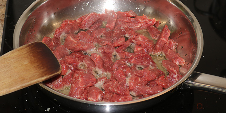 Das Fleisch in Streifen nun mit etwas Öl scharf anbraten. Boeuf Stroganoff Fleisch anbraten