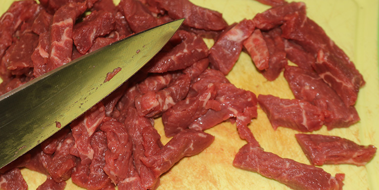 Das Fleisch in Streifen schneiden. Boeuf Stroganoff Fleisch schneiden