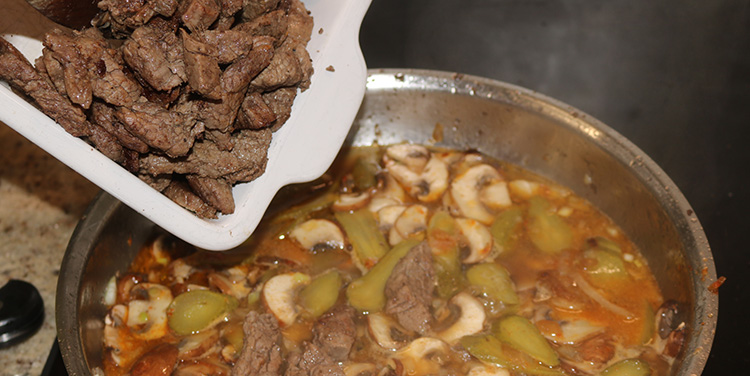 Fleisch wieder dazugeben. Boeuf Stroganoff Fleisch
