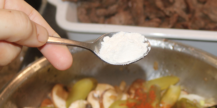 Mit Maisstärke bestreuen. Boeuf Stroganoff Maisstärke