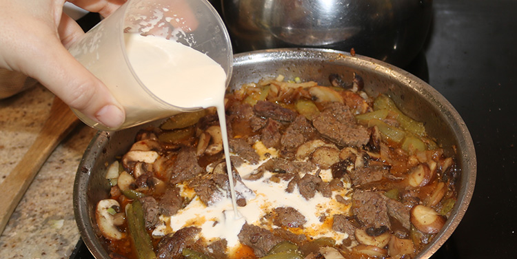 Mit Sahne aufgießen und etwas eindicken lassen. Boeuf Stroganoff Rahm