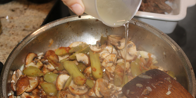 Anschließend mit Weißwein ablöschen Boeuf Stroganoff Fleisch Weißwein