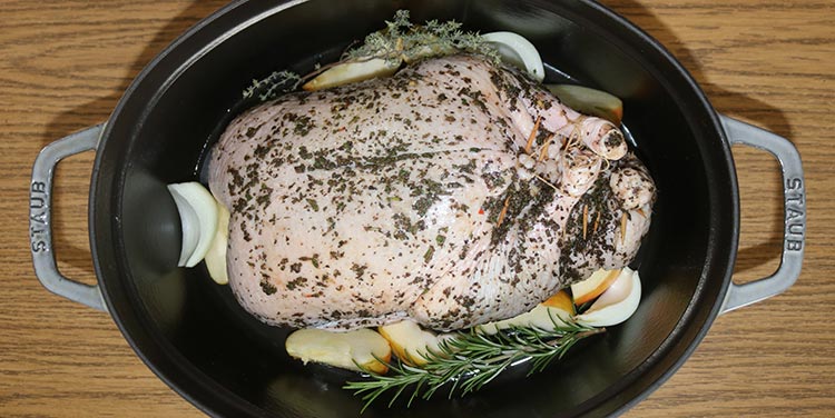 Die Ente nun in den Bräter setzen und mit etwas Wasser aufgießen. Ente in den Bräter setzen