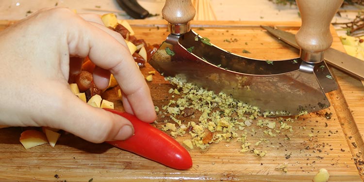 Chili fein schneiden. Chili schneiden