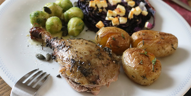 Ente aus dem Backofen mit Blaukraut und Sprossenkohl
