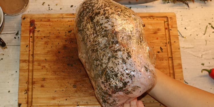 Die Ente in Folie einwickeln und im Kühlschrank mindestens 2 Stunden, besser über Nacht, ruhen lassen. Ente in Folie einwickeln