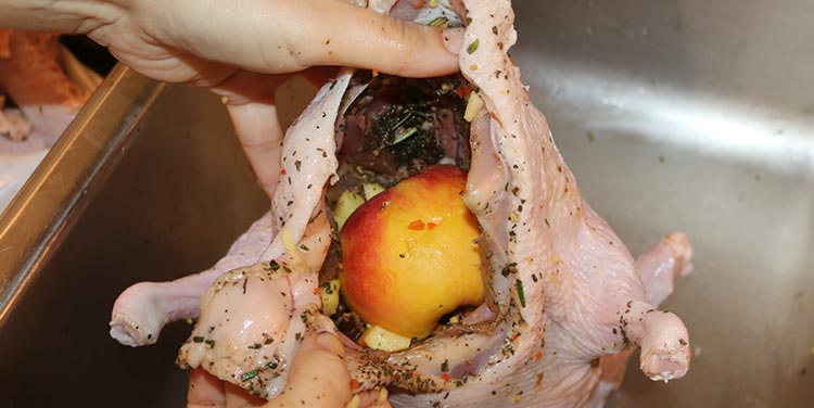 Am Schluss einen ganzen Apfel einfüllen. Ente füllen