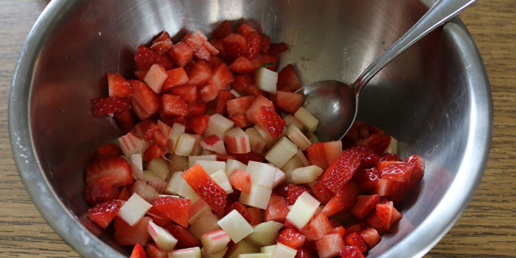 Erdbeeren und Rhabarber mischen