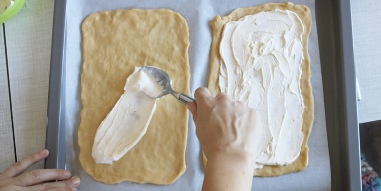 Flammkuchen mit Creme bestreichen Creme für Flammkuchen mit Speck
