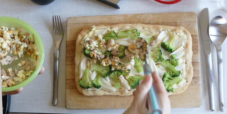 Flammkuchen mit Eimasse belegen.