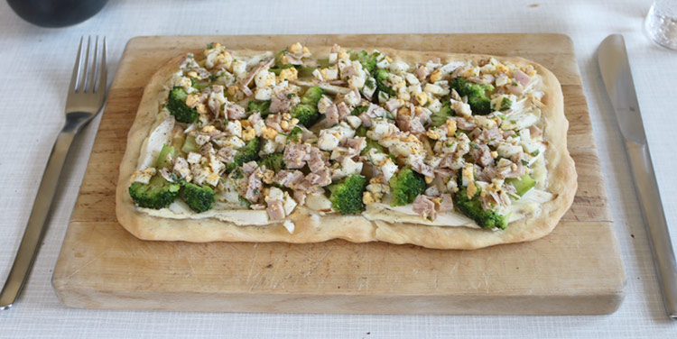 Flammkuchen mit Spargel und Brokkoli